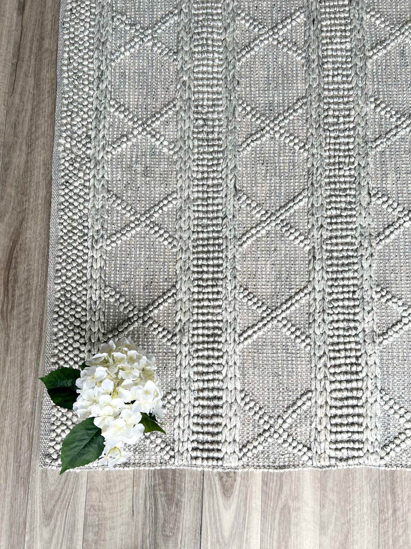 Zuri | Cross Wool Rug Spotted Grey - Mirra Interiors