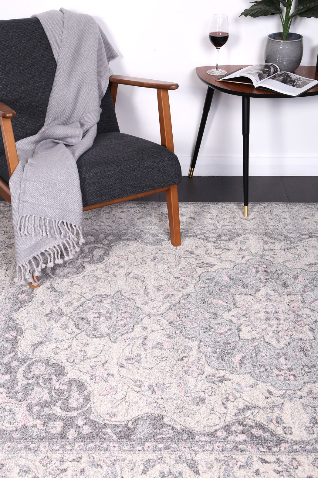 Delicate | Traditional Rug - Grey