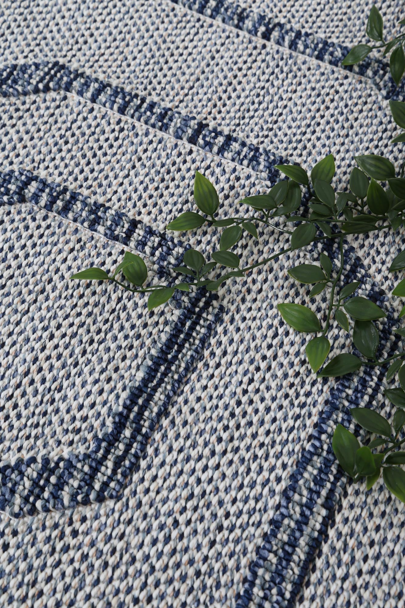 Vanuatu Hale | Geometric Flatweave Rug - Charcoal