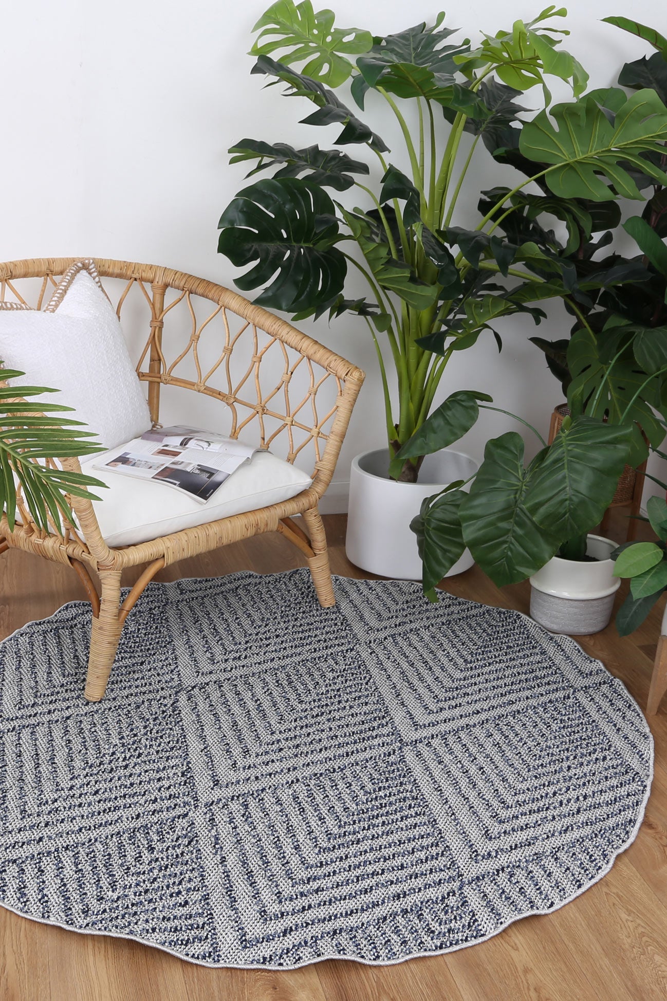 Vanuatu Naka | Geometric Round Flatweave Rug - Charcoal